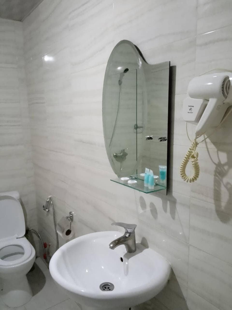 Hotel Georgia Tbilisi Buitenkant foto